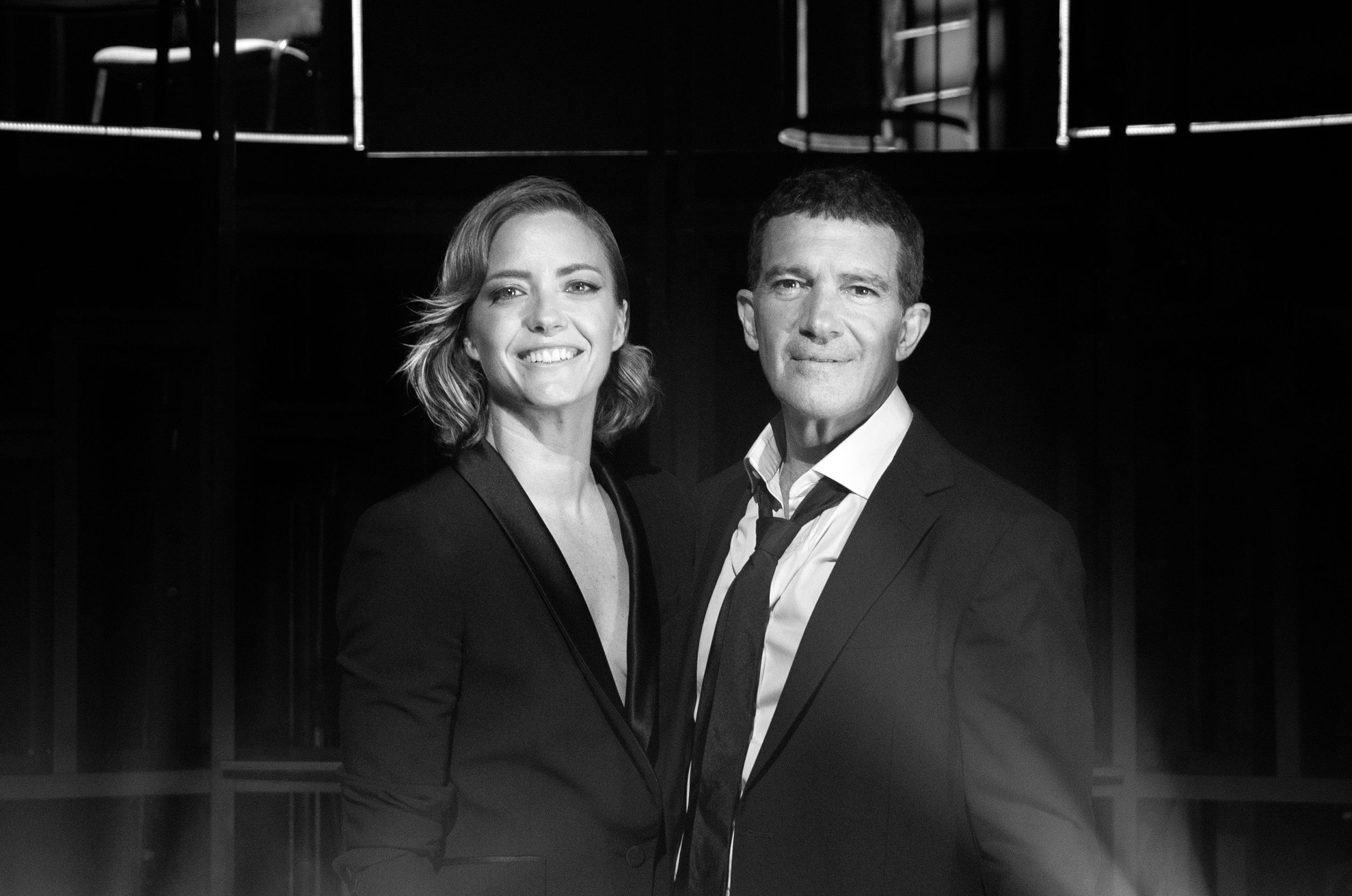 Amazon Prime Video anuncia su próximo programa Amazon Exclusive presentado por Antonio Banderas y María Casado, Escena en Blanco y Negro