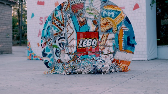El Grupo LEGO y Eva Hache lanzan contra el suelo un plato gigante hecho con 62.000 piezas LEGO en Barcelona
