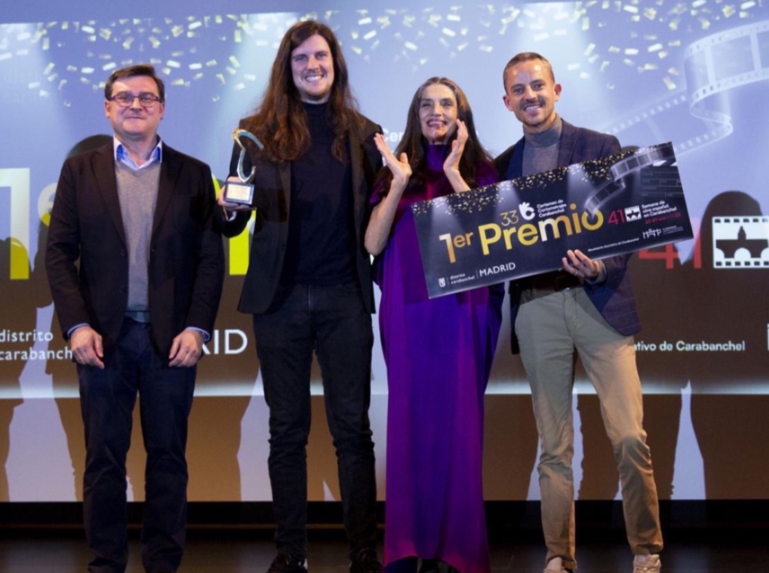 El cortometraje 'Mesa para Tres', Primer premio de la 41ª Semana de cine español en Carabanchel, y el 33 Certamen de Cortometrajes