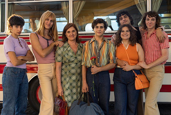 'Te estoy amando locamente' continúa su camino de éxito y festivales