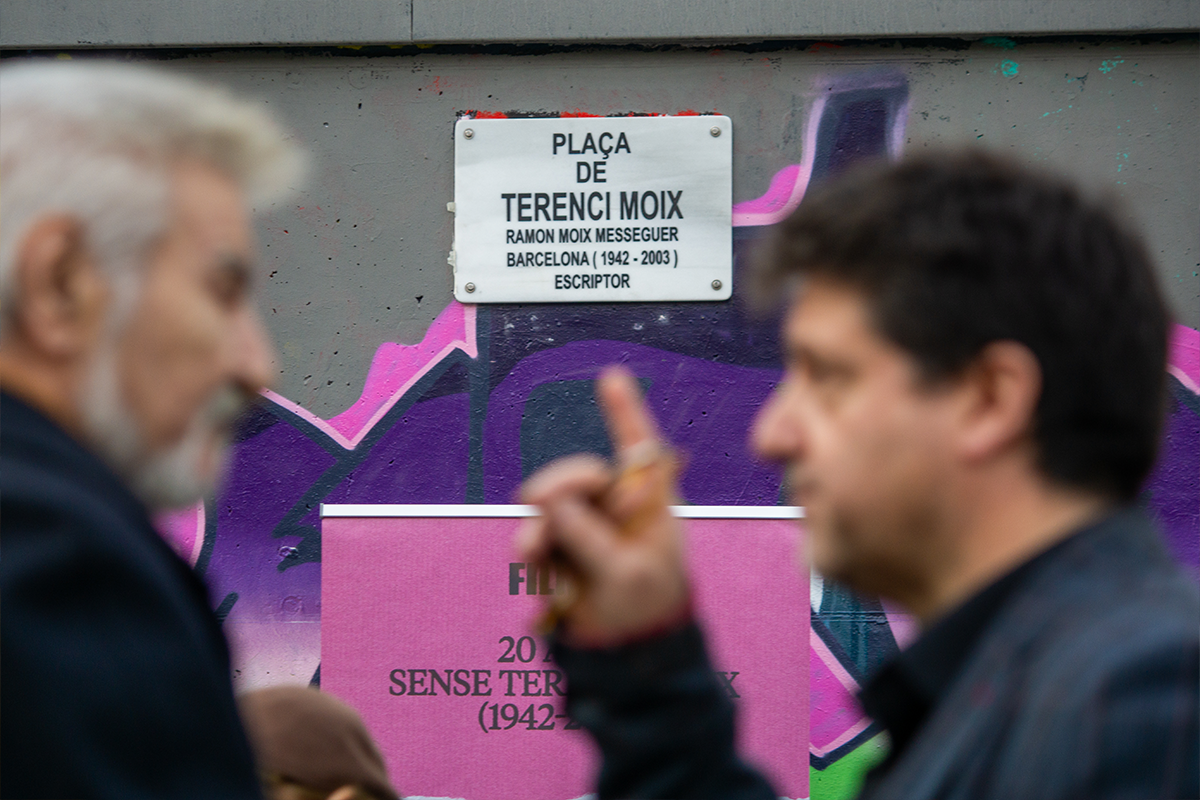 Así fue el homenaje a Terenci Moix en su plaza de Barcelona, que ya exhibe la placa conmemorativa