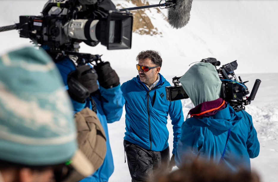 La serie documental 'Más allá de la sociedad' de J.A. Bayona y Carlos Torres llegará a Netflix a lo largo de 2026